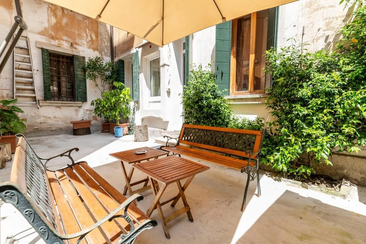 Queen House Venezia 0*, Venice Italy