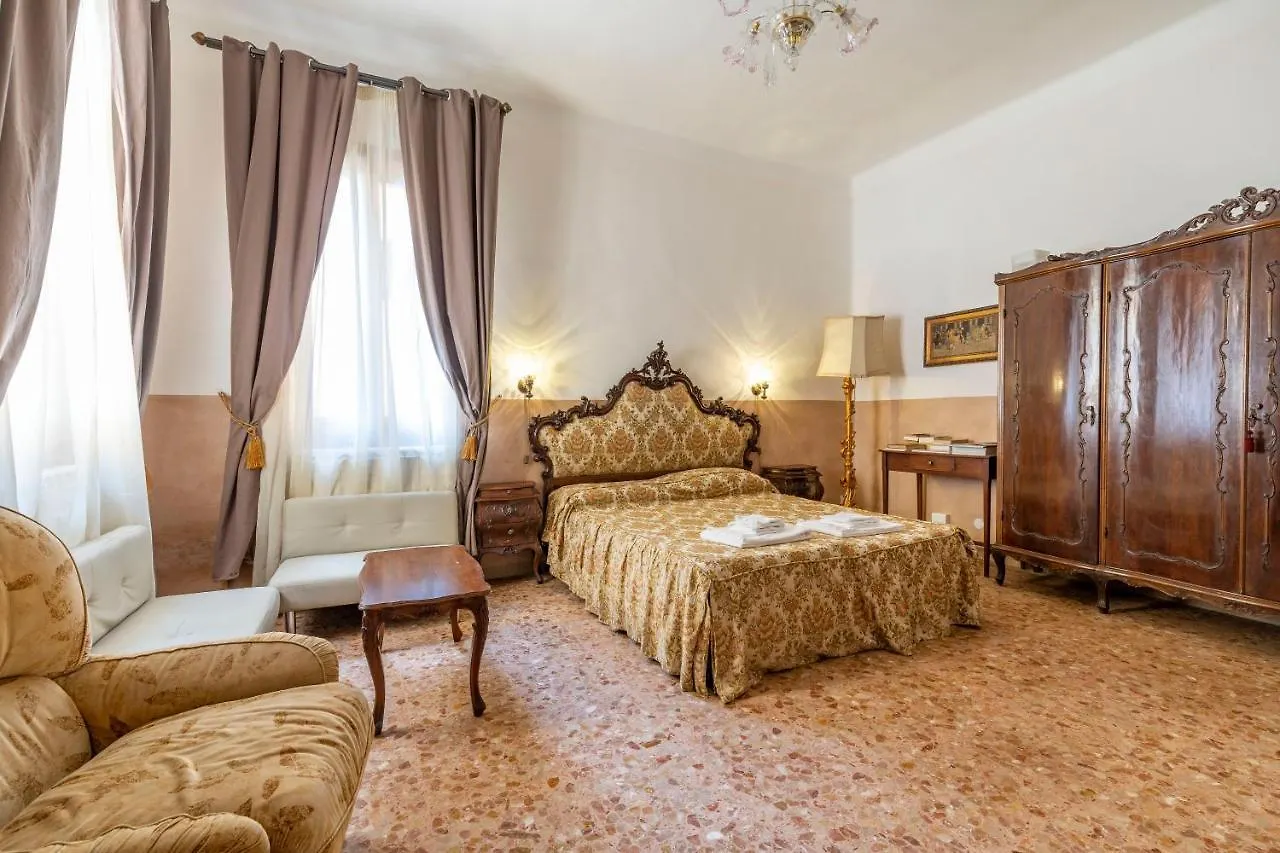 Queen House Venezia 0*, Venice